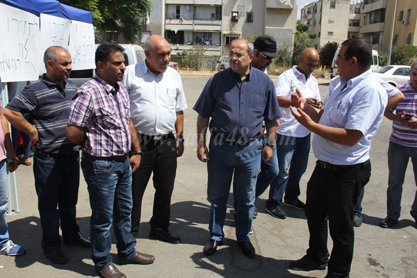 بالفيديو: الطيبي يزور مدينة اللد للإطلاع على قضية طرد الطلاب العرب من بستان الامل 